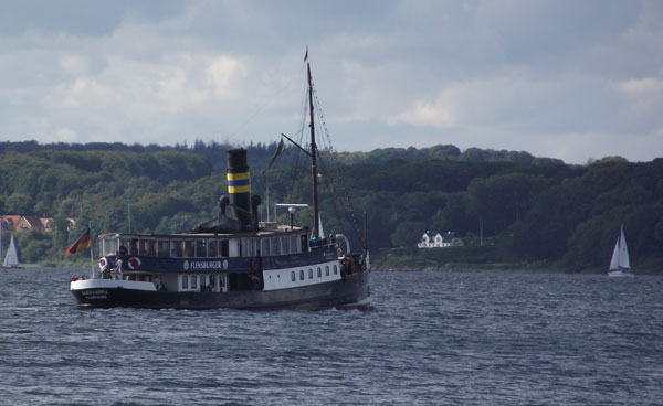 Die Alexandra - im Hintergrund D&auml;nemark