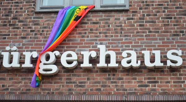 B&uuml;rgerhaus mit Regenbogenflagge