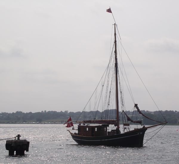 Schiff mit Flagge - Flagge mit Schiff