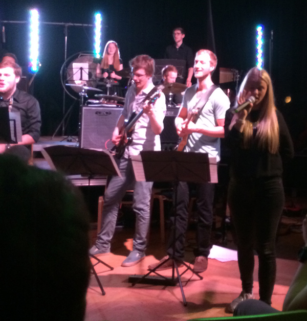 High 5 mit S&auml;ngerin