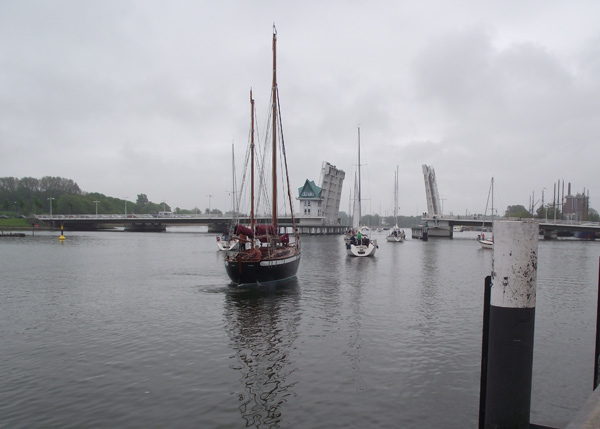 Lanmge gewartet - Boote bei der Br�ckendurchfahrt