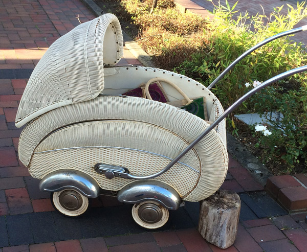 alter Kinderwagen